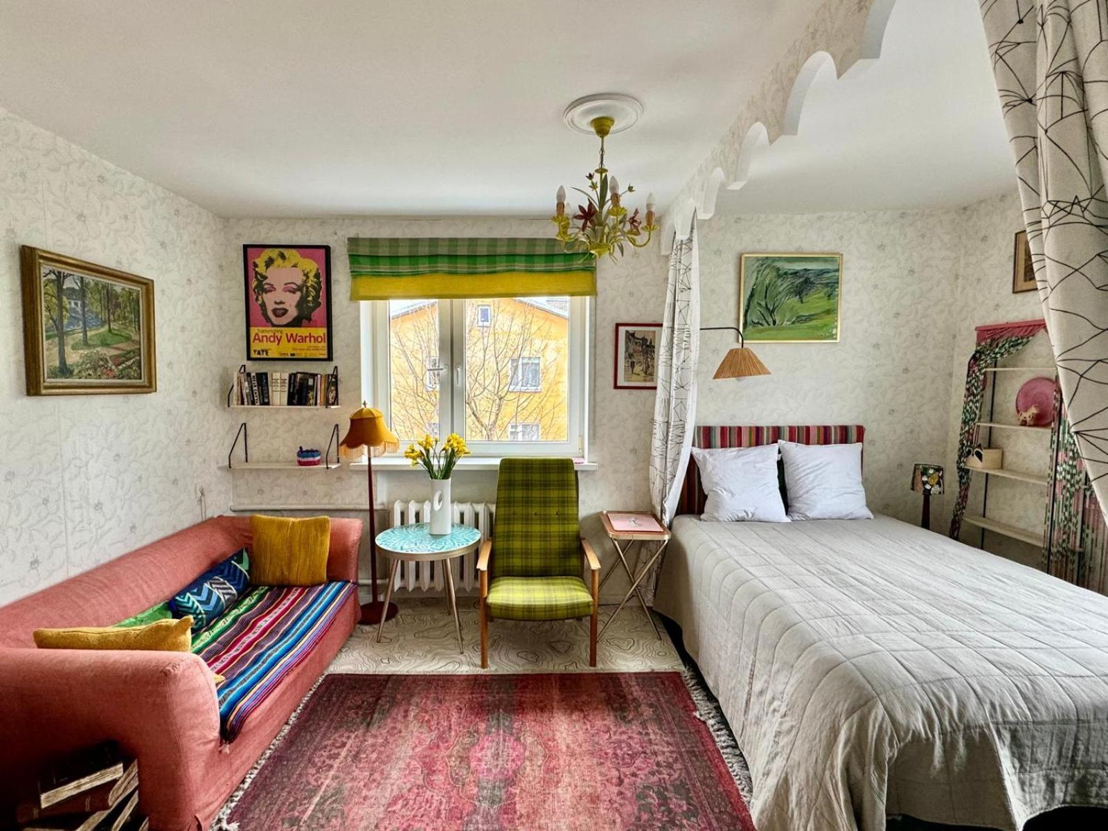 Little London Boutique With Netflix, Location In Old Town