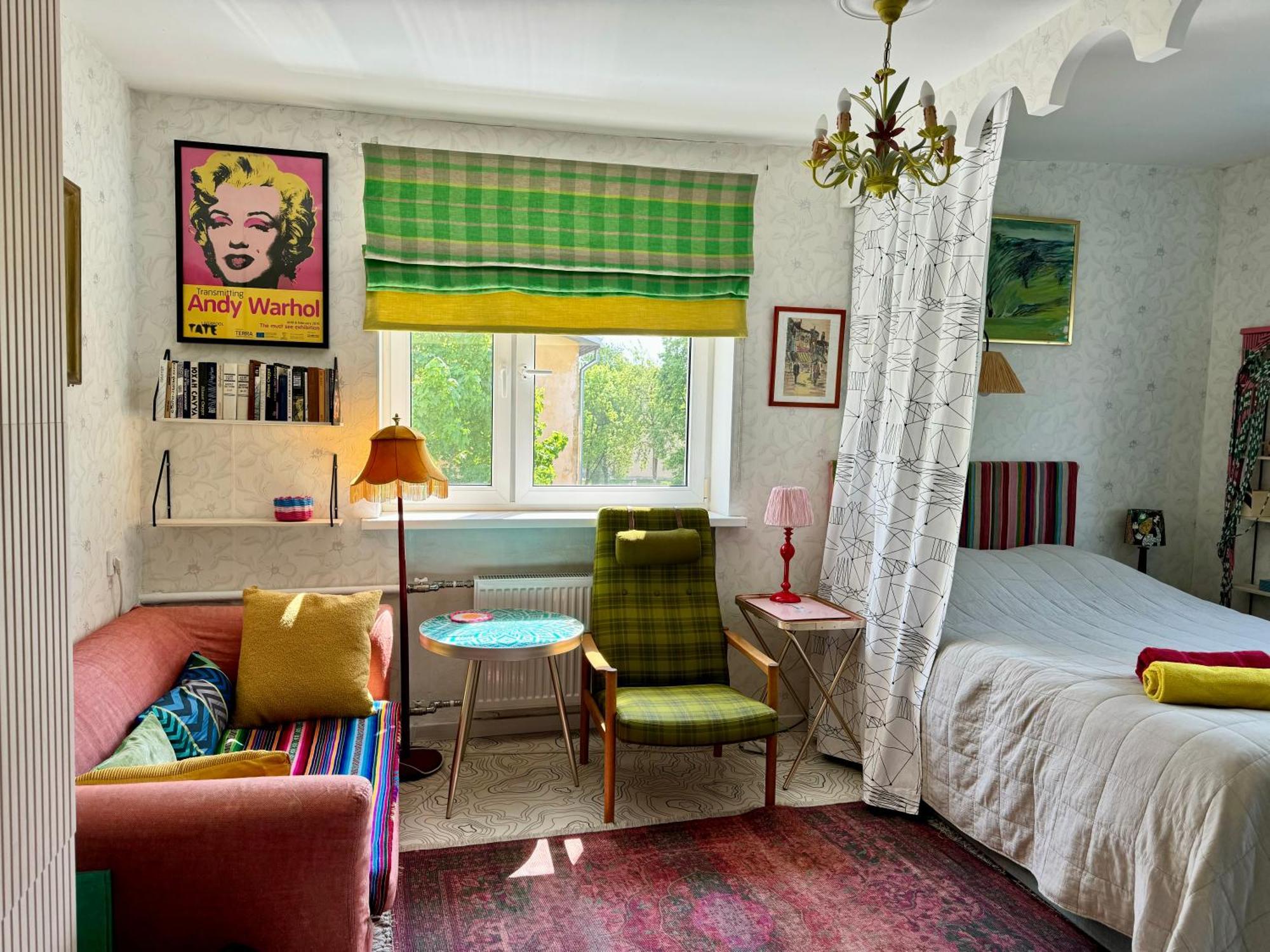 Butas Little London Boutique With Netflix, Location In Old Town