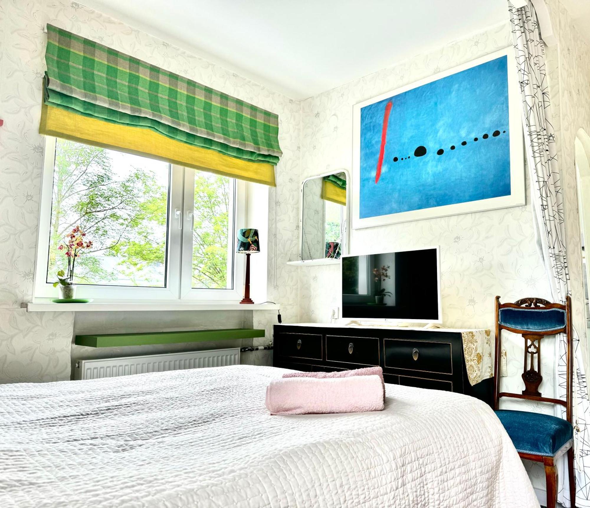 Little London Boutique With Netflix, Location In Old Town