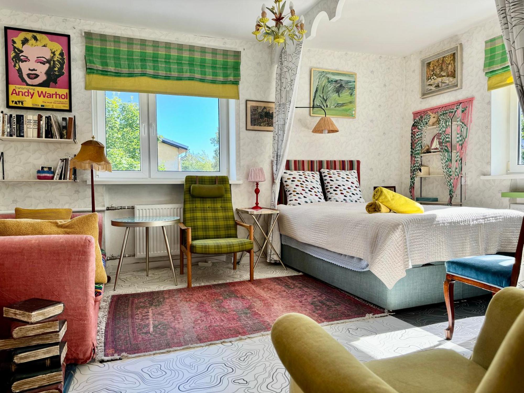 Little London Boutique With Netflix, Location In Old Town Narva